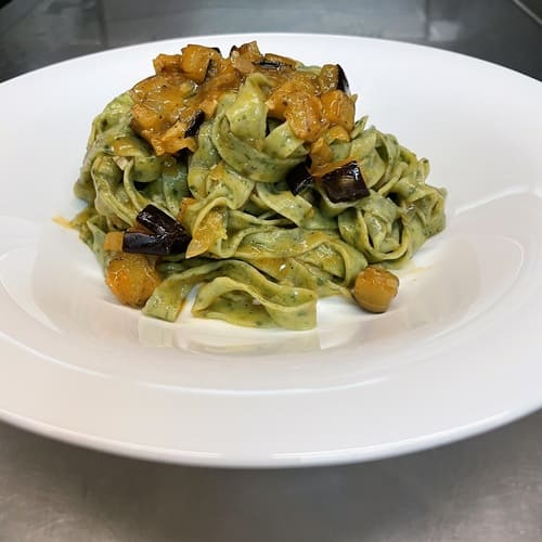 Ταλιατέλες σπανάκι με μελιτζάνες και σάλτσα ντομάτα