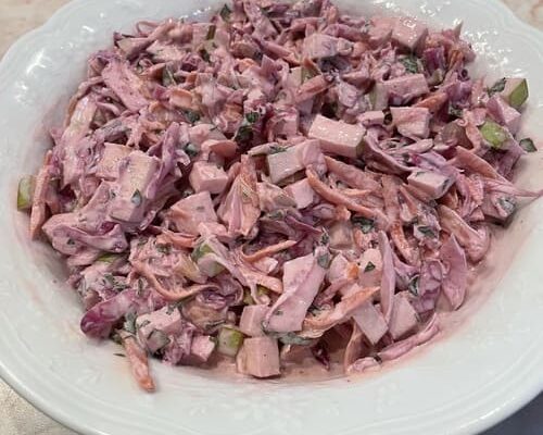 Δροσερή σαλάτα με λάχανο και γιαούρτι