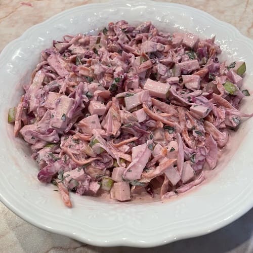 Δροσερή σαλάτα με λάχανο και γιαούρτι