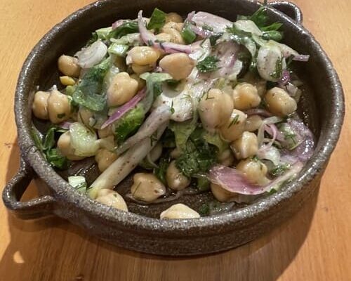 Ρεβύθια σαλάτα με φρέσκο κόλιανδρο