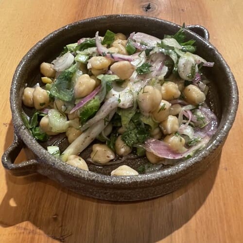 Ρεβύθια σαλάτα με φρέσκο κόλιανδρο